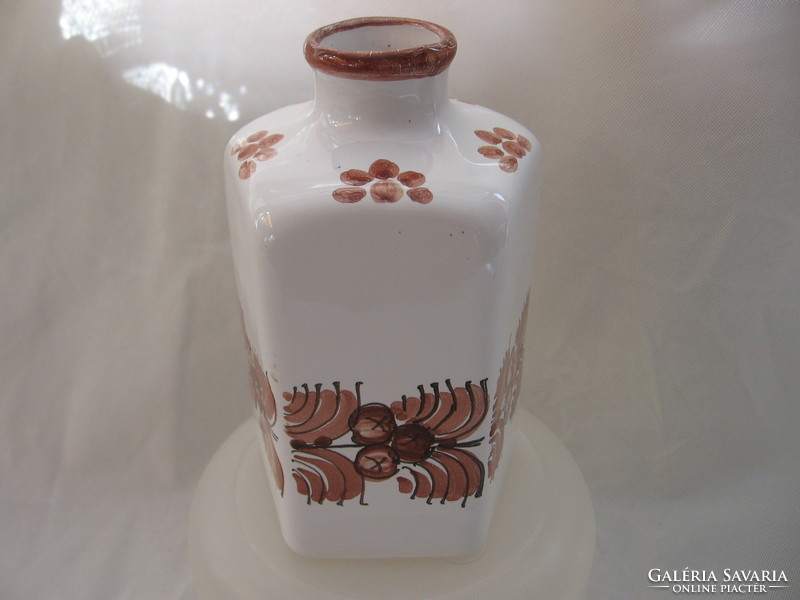 Craftsman in white glazed haban butelia brown plant pattern