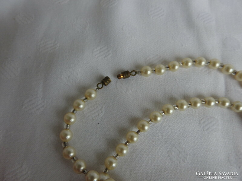 White string of pearls with gold-plated metal inlays - cylindrical clasp scarf