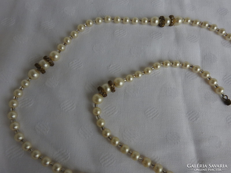 White string of pearls with gold-plated metal inlays - cylindrical clasp scarf