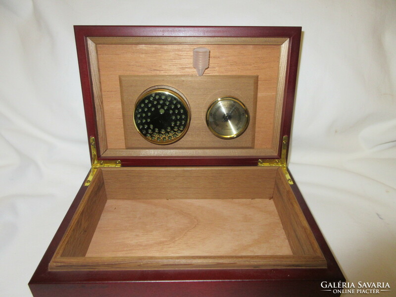 Cigar box made of cedar wood. Negotiable!