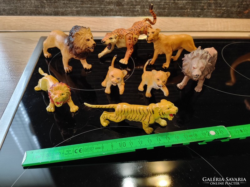 Játék műanyag oroszlánok