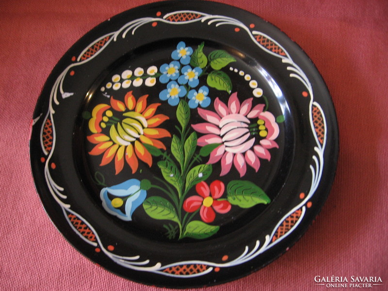 Pingalted Kalocsa plate on a lowland porcelain base.