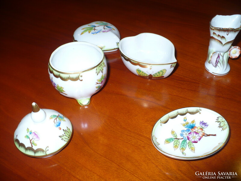 4 pieces of Herend porcelain with a Victorian pattern