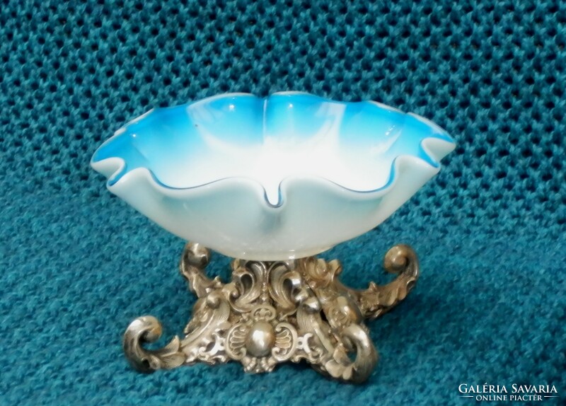 Silver neo baroque offering with gradient glass