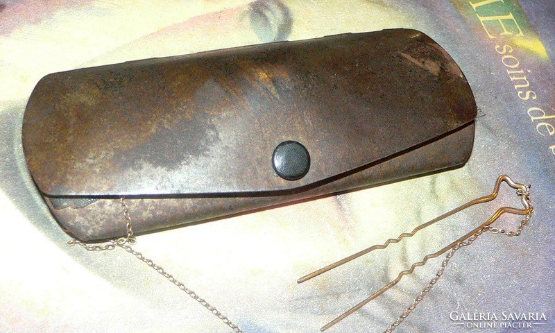 Antique bun with zipper case English