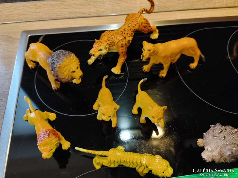 Toy plastic lions