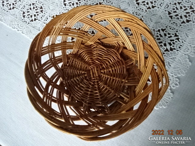 Wicker basket, barely used, diameter 21.5 cm. He has!