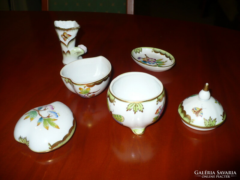 4 pieces of Herend porcelain with a Victorian pattern