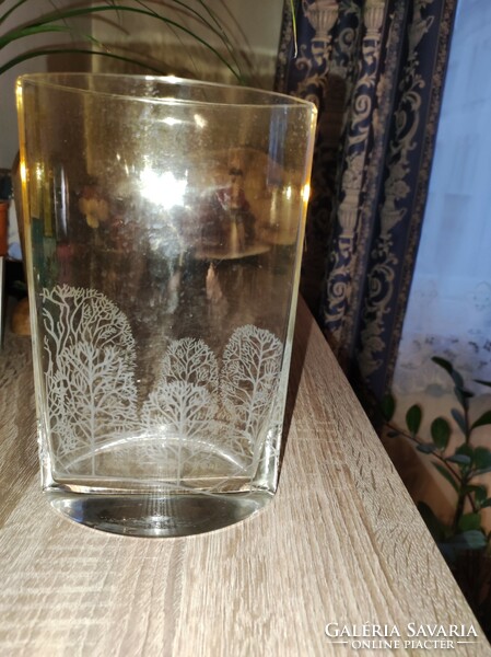 Glass vase with an engraved forest image on the side (21 cm)