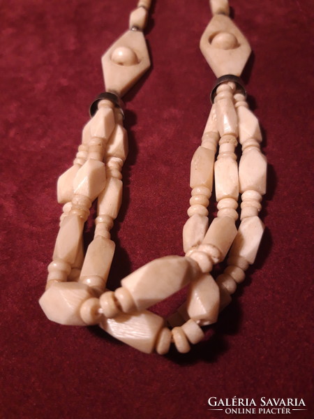 Fazettás díszítésű faragott csont nyakék - 60 cm