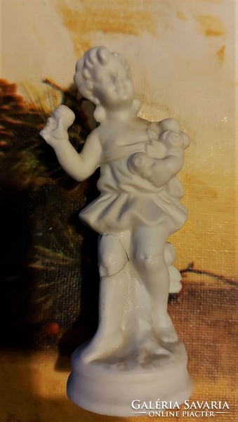Capodimonte girl with a bouquet of flowers, perhaps alabaster. Unfortunately, his knee is glued. Nipp, statue..
