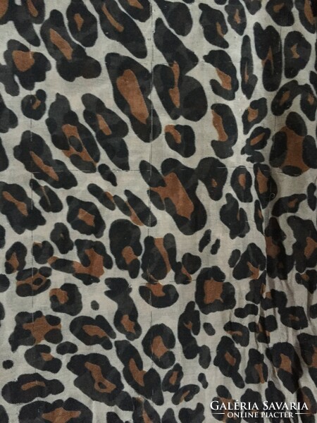Fashionable, ocelot-patterned large scarf, stole