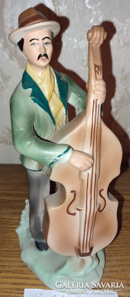 Nagybőgős zenélő porcelán figura