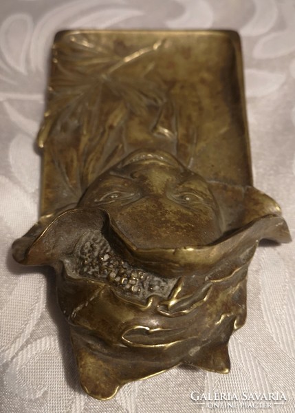 Antik bronz kisplasztika, Hamuzó szobor Szerencsen fiú Szecessziós stílusú