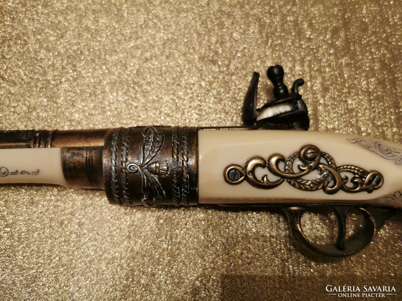 Decorative flint pistol with an oriental, Asian pattern