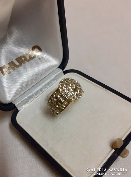 Retro richly gold-plated small ring studded with polished sparkling white stones