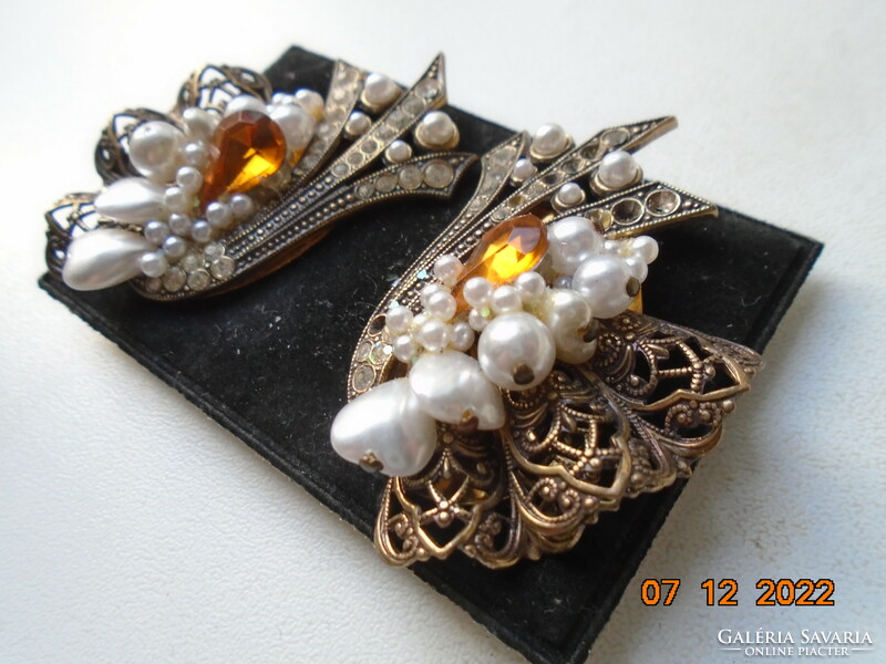 Stylized cornucopia pearl and cut stone with fruits, gold-plated filigree clip