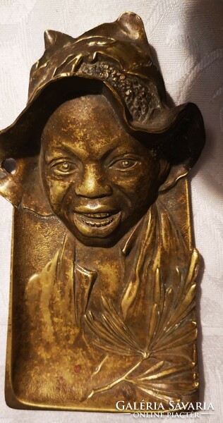 Antik bronz kisplasztika, Hamuzó szobor Szerencsen fiú Szecessziós stílusú
