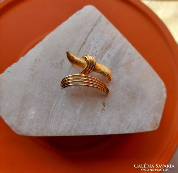 Gold-plated marked letter h shaped brooch, badge