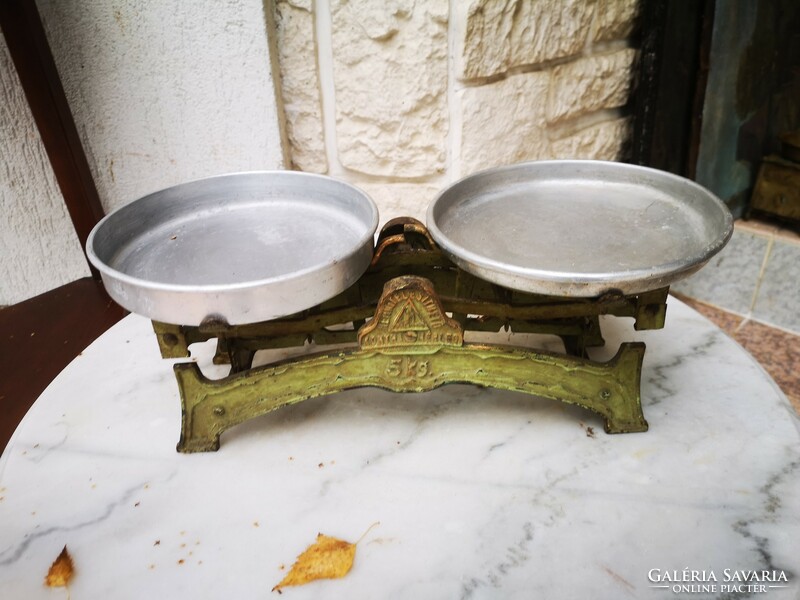 .Antique cast iron kitchen scale in good condition with 2 plates marked :ramses