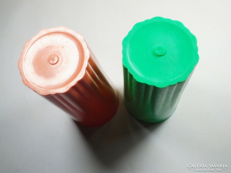 2 retro plastic toothbrush cups from the 1970s