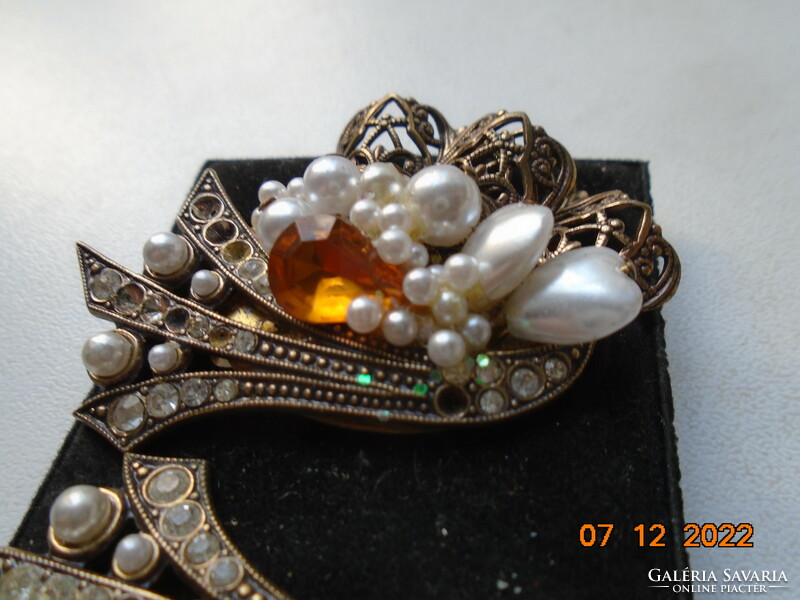 Stylized cornucopia pearl and cut stone with fruits, gold-plated filigree clip