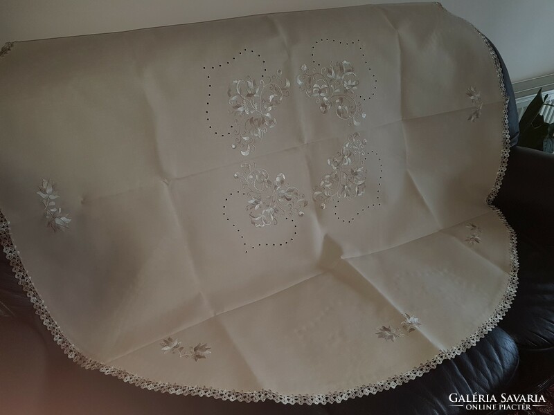 150 cm round, hand-embroidered tablecloth