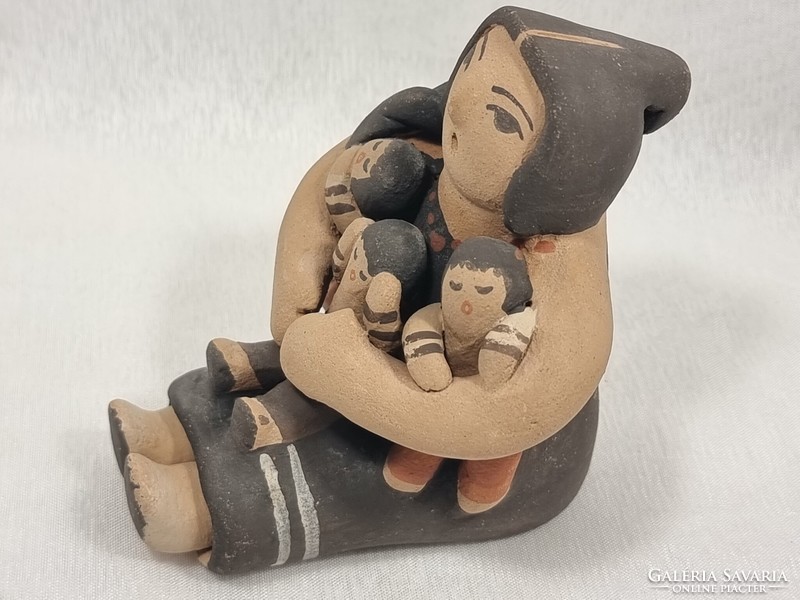 Usa - indian felicia l jemez ceramic, painted figure, mother with her children. Around 1970.
