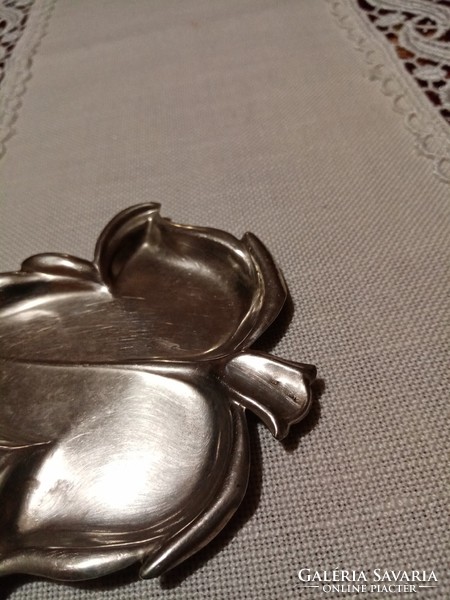 Antik számozott,  jelzett  alpakka  hamutartó / hamu  tál - levél alak ezüst színű