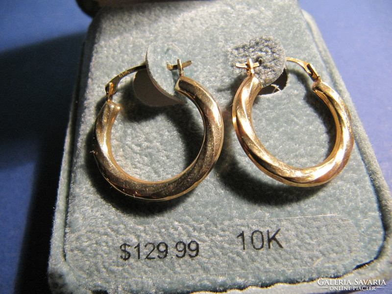10 Carat (10k) gold earrings 0.55 grams