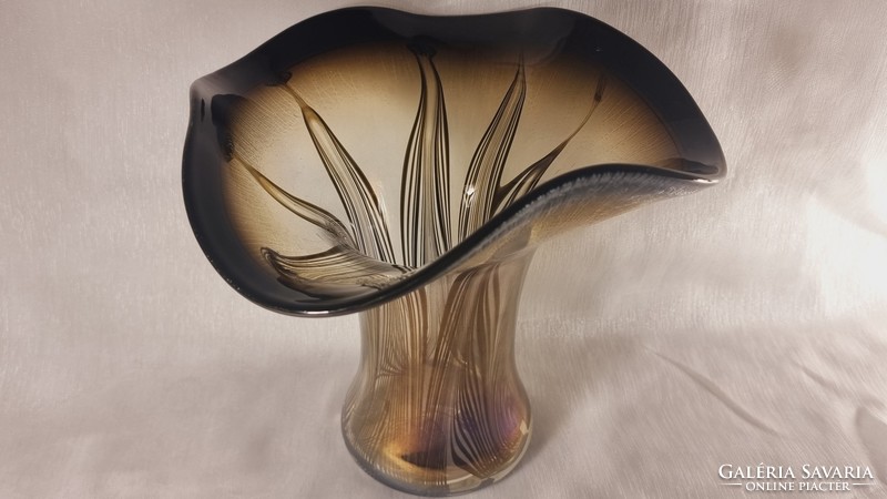 Különleges mintázatú vastagfalú üveg váza, XX.szd második fele, gravírozott signós.Vélhetően cseh üv