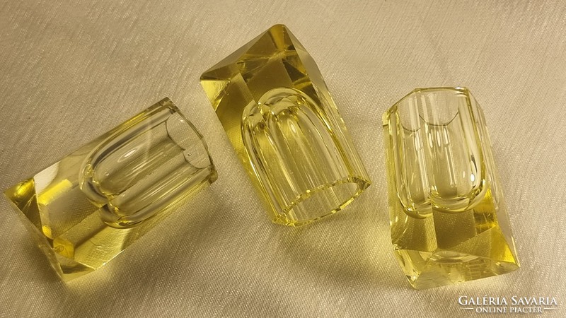 3 db citromsárga csiszolt 6 szögletű Moser üveg snapszos poharak 1930 körüli.Alján látható felitatt