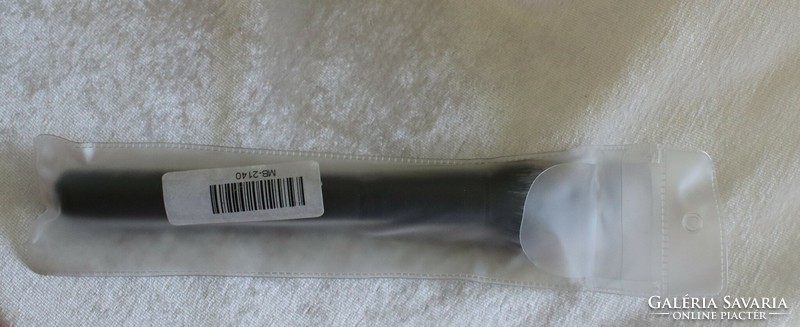 High-quality large brush for applying powder and blush