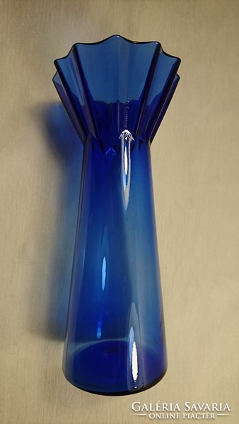 Szakított, kék üvegváza, 1900-as évek közepe tájékán készült. Sérülésmentes állapot