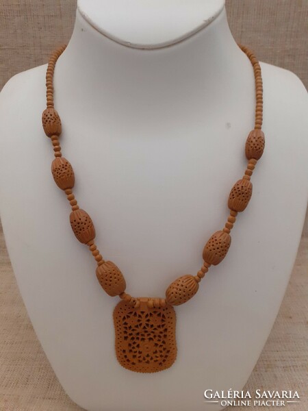 Openwork pendant necklace made of oriental wood in good condition with a screw-on safety switch