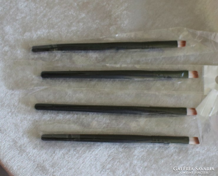 Quality make-up brush for shading eyes and mouth. 4 Pcs