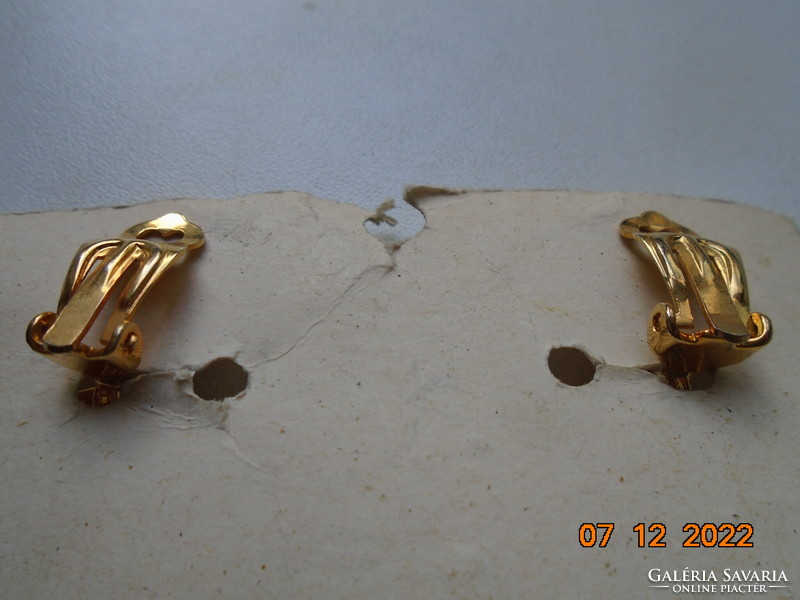 Gold-plated earrings in the shape of 8 with small polished stones, clip