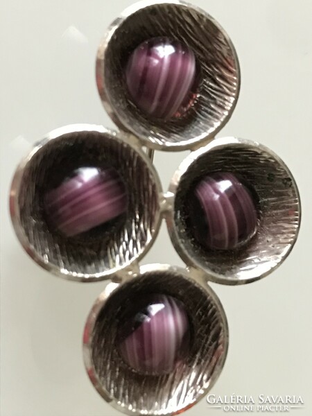 Modern bross lilás üveg betétekkel, 4,5 x 3,5 cm