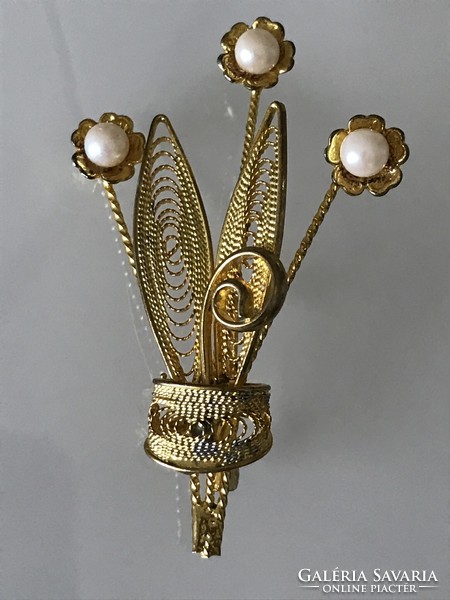 A floral, chiseled brooch decorated with pearls, 6 x 4 cm