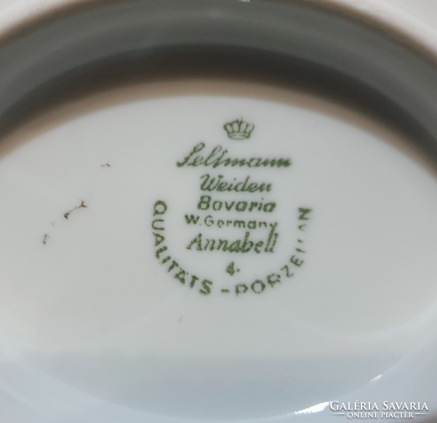 Porcelain sauce pot with flower pattern