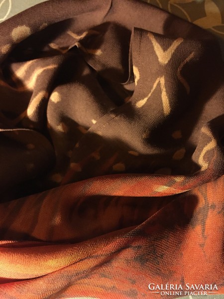 Kézi munka, batikolt sál, vékony anyagból, csodás, tüzes-barna színekkel