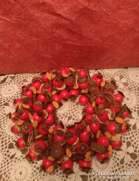 Large decoration wreath with Christmas rosehips for the door, recommend!