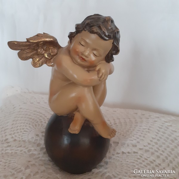 Gömbön üldögélő, arany szárnyú angyalka, dekoráció