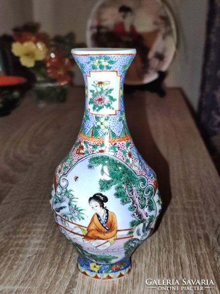 Tojáshéj porcelán váza