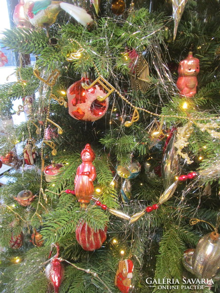 A unique collection of complete decorated Christmas trees, Christmas tree ornaments, Christmas vintage