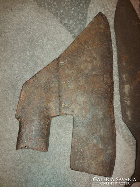 Antik kovácsolt fegyverek, már nyél nélkül, 30-40-44 cm, és egy antik ajtópánt