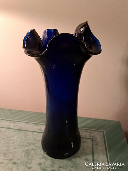 Kék fodros szélű üveg váza 23 cm