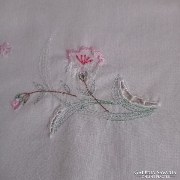 Embroidered tablecloth 80 x 80 cm