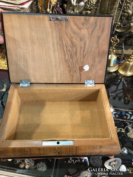 Intarziás régi ékszertartó doboz, 20 x 15 cm-es nagyságú.