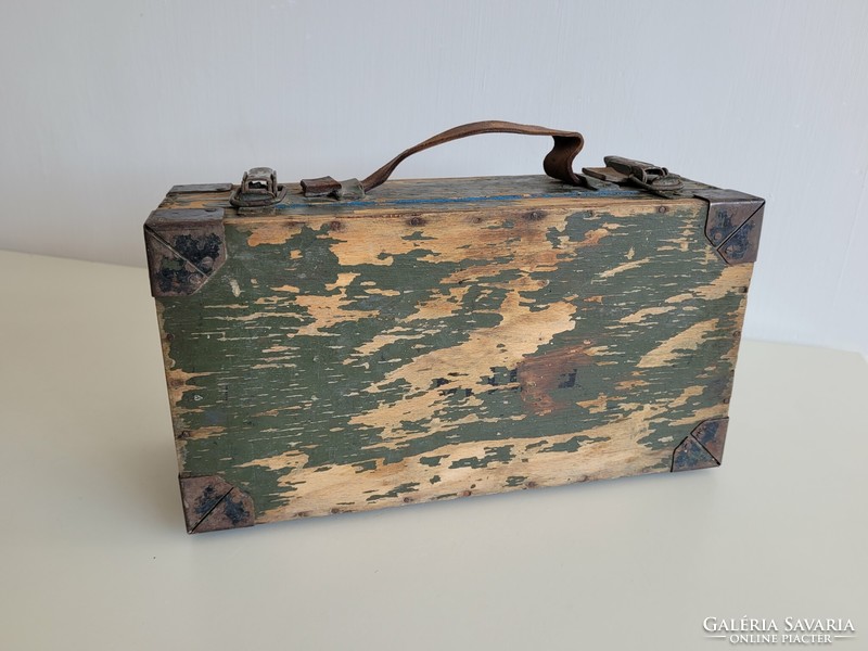 Régi katonai sarokvasalatos bőr fogantyús fa láda táska bőrönd